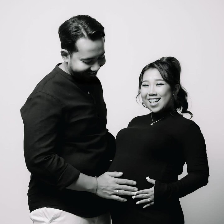 <p>Dalam <em>maternity shoot</em> ini, Kiky memamerkan <em>baby bump</em> kehamilannya ke publik. Melalui unggahan di Instagram, perempuan 31 tahun ini menuliskan <em>caption</em> singkat penuh makna yang menggambarkan perasaannya. "<em>The power of love</em>," tulisnya. (Foto: Instagram @kikysaputrii)</p>