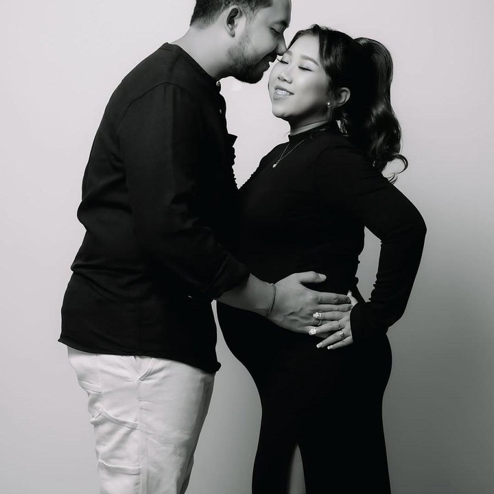 <p>Kiky dan sang suami berpose romantis dalam <em>maternity shoot</em> ini, Bunda. Dalam satu foto, Khairi tampak memeluk pinggang Kiky sambil terlihat akan mengecup pipi sang istri. (Foto: Instagram @kikysaputrii)</p>