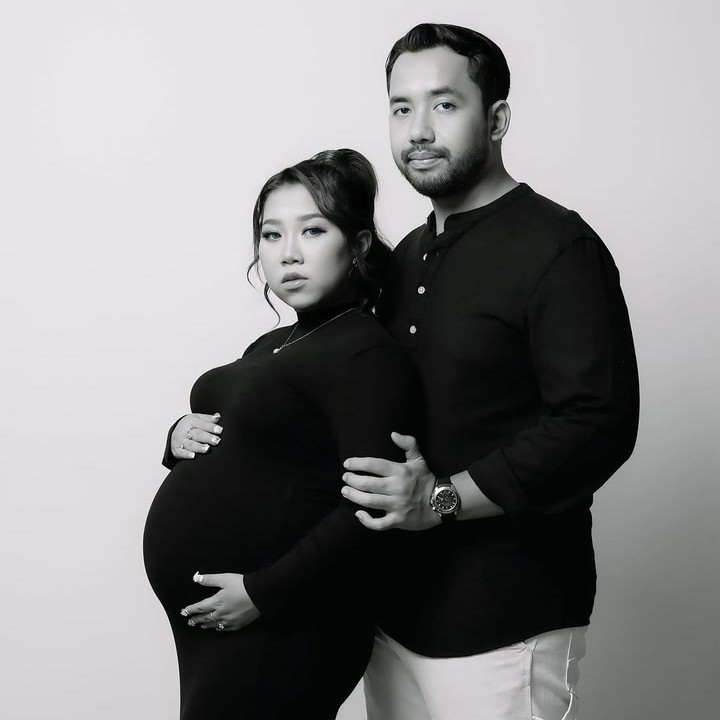 <p>Kiky Saputri tengah hamil anak pertama, Bunda. Kiky dan sang suami Muhammad Khairi sempat menyembunyikan kabar kehamilan ini sampai usia kandungan empat bulan. Bukan tanpa sebab, Kiky sempat mengalami keguguran dan perlu waktu untuk memastikan kondisi kesehatannya. Saat ini, Kiky tengah menanti kelahiran anak pertamanya. (Foto: Instagram @kikysaputrii)</p>