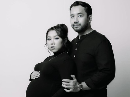 5 Potret Maternity Shoot Kiky Saputri, Tampil Romantis Bersama Suami