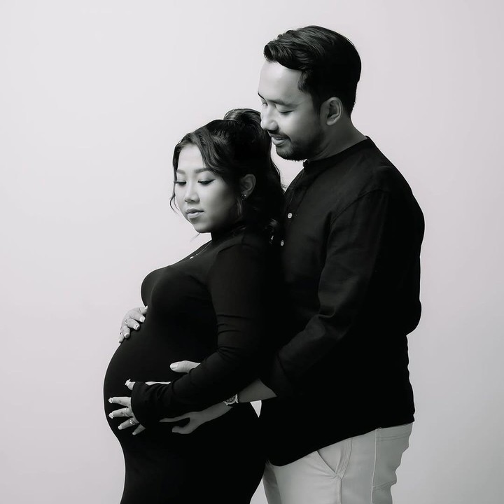 <p>Tema<em> maternity shoot</em> Kiky ini terbilang sederhana, namun memiliki kesan elegan. Kiky dan sang suami kompak mengenakan pakaian berwarna gelap, dan foto<em> maternity shoot</em> ini bertema monokrom atau hitam putih. (Foto: Instagram @kikysaputrii)</p>