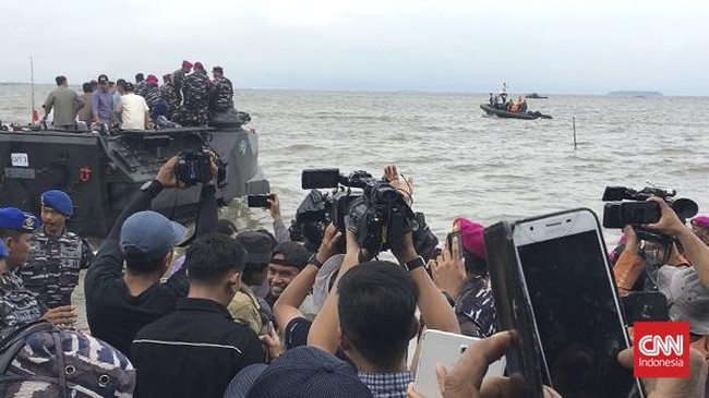 TNI AL bersama KKP dan pihak terkait membongkar pagar laut yang membentang 30,16 km di pesisir utara Kabupaten Tangerang, Banten.