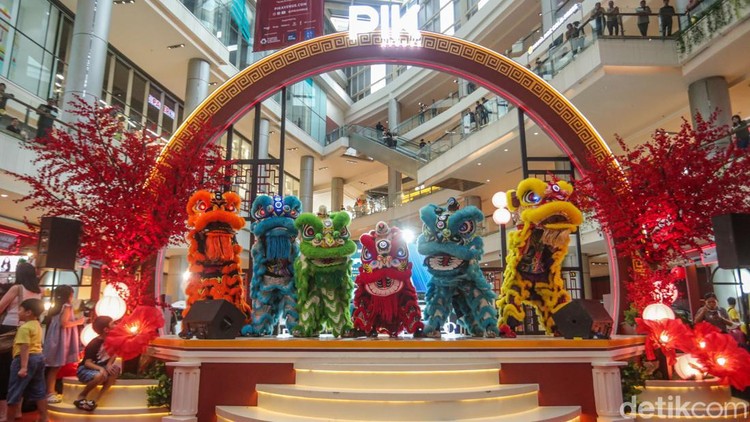 Melihat Atraksi Barongsai di Mal Jakarta Jelang hari raya Imlek sejumlah pusat perbelanjaan mulai menyajikan nuansa khas Tionghoa. Salah satunya barongsai.