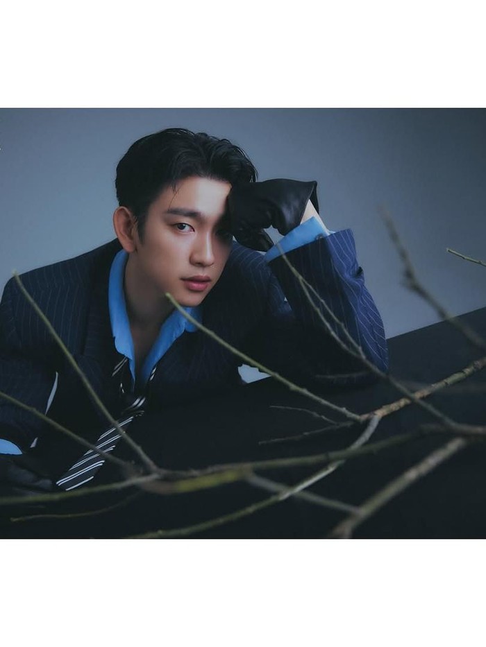 Pada 13 Desember 2024 lalu, akun Instagram resmi majalah THE STAR membagikan sebuah foto yang menampilkan Park Jinyoung GOT7 sebagai bintang utama pemotretan spesial tahun baru./ Foto: instagram.com/thestarmagazine
