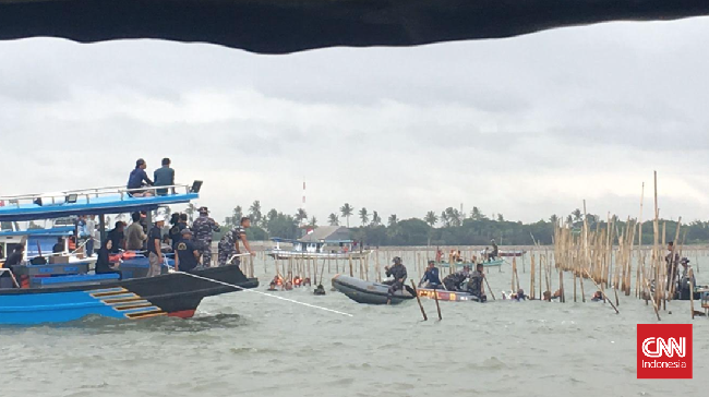 TNI Angkatan Laut bersama Kementerian Kelautan dan Perikanan (KKP) hingga nelayan kembali membongkar pagar laut di Kabupaten Tangerang, Rabu (22/1).