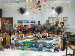 Keseruan Anak di Surabaya Belajar Lalu Lintas sambil Bermain dengan Polisi