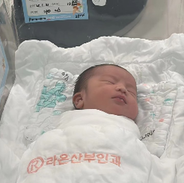 <p>"Selamat datang Park Noe ke Yahya Family dan Park Family! Semoga jadi cucu yang baik, pintar, humble, dan berbakti kepada keluarga dan agama!" tulis Helmy Yahya seraya mengunggah potret sang cucu pada laman Instagram-nya. (Foto: Instagram: @helmyyahya)</p>