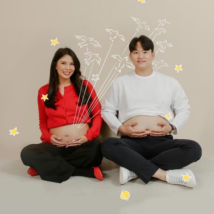 <p>Rachel kemudian mengunggah berbagai potretnya sambil memperlihatkan baby bump. Pada salah satu unggahan, terlihat pula sang suami kompak memamerkan perutnya. Lucu banget ya, Bunda. (Foto: Instagram: @rachellyahya)</p>