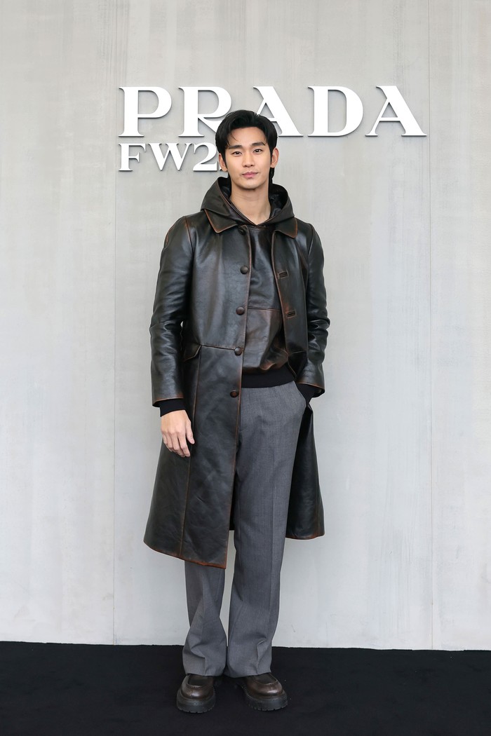 Kim Soo Hyun menyaksikan presentasi perdana koleksi Uomo FW2025 kreasi Miuccia Prada dan Raf Simons yang mengeksplorasi sifat dan naluri dasar manusia. Tampil bak estetika athleisure, bintang asal Korea Selatan itu tetap dapper dalam balutan coat dan hoodie leather dipadu tailored pants/ Foto: Dok. Prada