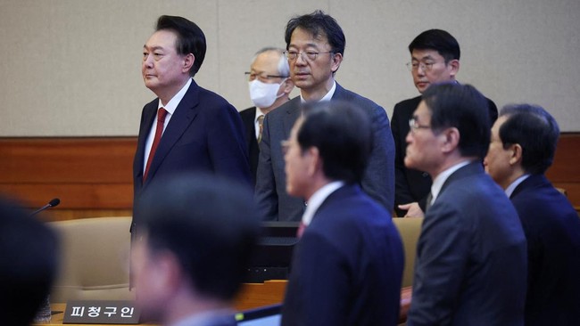 Presiden Korsel yang dimakzulkan, Yoon Suk Yeol, hadir di pengadilan dan menjalani sidang yang akan menentukan apakah akan resmi dicopot dari jabatan atau tidak
