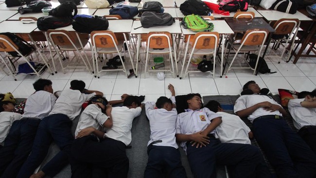Kepala Dinas Pendidikan (Kadispendik) Kota Surabaya, Yusuf Masruh menanggapi program tidur siang yang sedang diuji coba di SMPN 39 Surabaya.