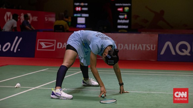 Jatuh bangun, Putri Kusuma Wardani kalah di perempat final Indonesia Masters 2025 pada Jumat (24/1). Putri KW kalah dari Wen Chi Hsu 21-18, 18-21, 18-21.