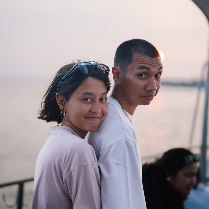 <p>Momen manis mereka pun terkadang sukses membuat para netizen ikut baper. "gabisa ini terlalu sweet," tulis akun <em>@hanama****.</em> "Gemes bangettt bapak ibu nya budi," tulis akun <em>@nis****.</em> (Foto: Instagram@rayiputra26)</p>