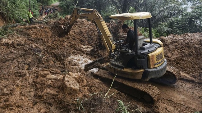 Bencana tanah longsor menimpa empat rumah di Dusun Banturejo, Desa Sambirejo, Kecamatan Wonosalam, Kabupaten Jombang, Jawa Timur.