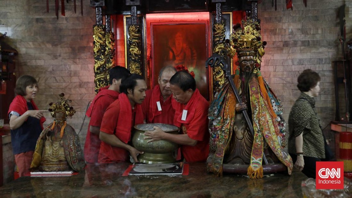 FOTO: Membersihkan Wihara, Tradisi Suci Jelang Tahun Baru Imlek