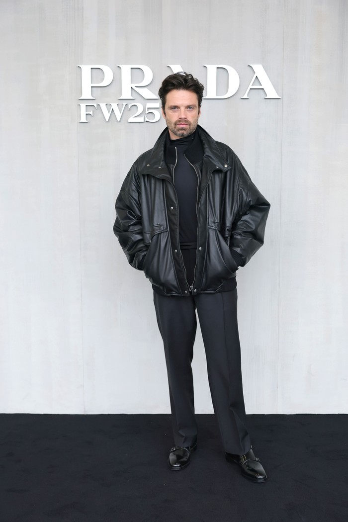 Sebastian Stan tampil maskulin dalam outfit serba hitam. Look-nya terdiri dari bomber jacket yang menumpuk turtleneck, serta dikombinasi tailored pants dan dress shoes/ Foto: Dok. Prada