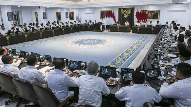 Majelis Ulama Indonesia mengkaji permintaan fatwa terkait halal atau haram penghasilan menteri yang merangkap jabatan komisaris BUMN.