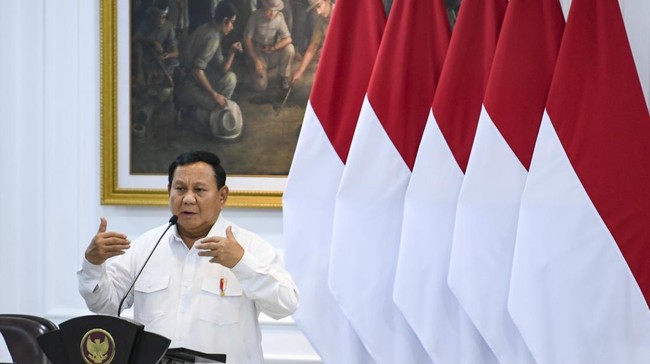 Prabowo mengingatkan agar seluruh aparat tetap setia dengan sepenuhnya bekerja untuk membantu dan mengabdi kepada masyarakat Indonesia.