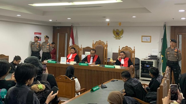 Mantan tenaga kerja PT Hive Five Septia Dwi Pertiwi divonis bebas dalam kasus dugaan pencemaran nama baik Jhon LBF.