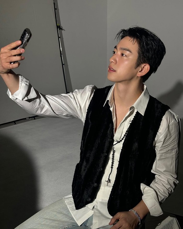 Tak hanya itu, majalah tersebut juga mengunggah beberapa konten lainnya seperti video interview yang dibagi menjadi dua bagian. Park Jinyoung pun membagikan foto-foto di balik layar di akun Instagram pribadinya./ Foto: instagram.com/jinyoung_0922jy