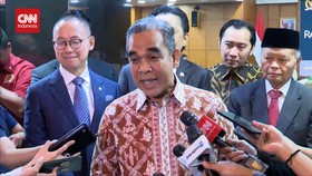 VIDEO: Muzani Bawa Minyak Urut Titipan Megawati Untuk Prabowo