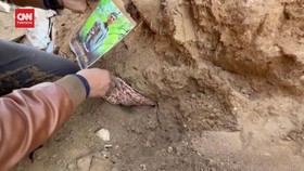 VIDEO: Gunakan Alat Seadanya, Warga Gaza Cari Makam Keluarga