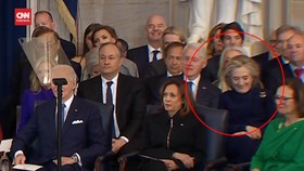 VIDEO: Momen Hillary Tertawa Geli saat Pelantikan Donald Trump