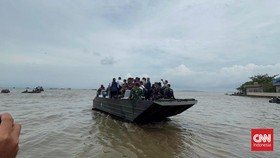 Tiga Tank Amfibi TNI Diterjunkan Bongkar Pagar Laut di Tangerang