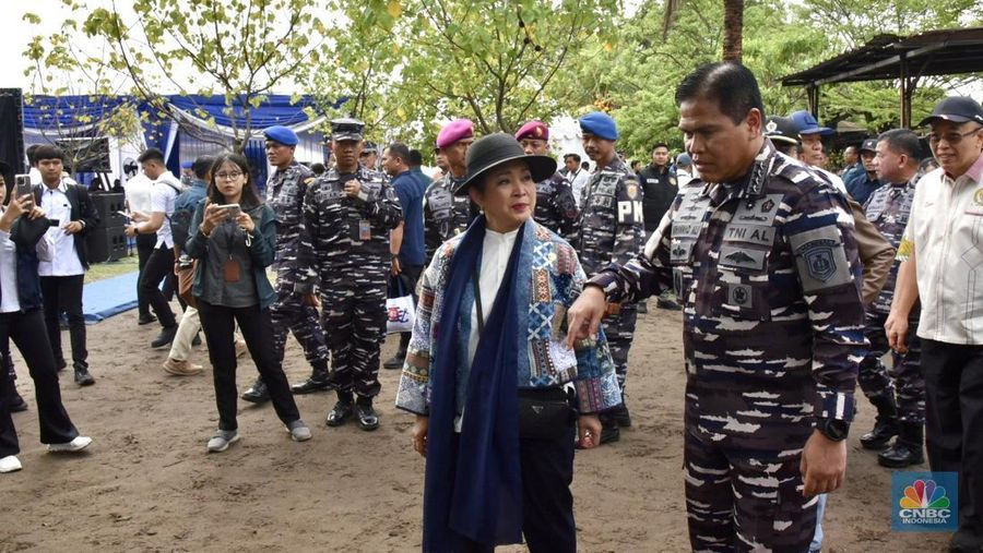 Ketua Komisi IV DPR, Titiek Soeharto  mengecek langsung pembongkaran pagar laut misterius di perairan Tanjung Pasir, Tangerang. Selain Titiek, turut hadir Menteri Kelautan dan Perikanan Wahyu Sakti Trenggono dan Menteri Agraria dan Tata Ruang (ATR) Nusron Wahid. (Tiara Anis/Medsos DPR RI via CNBC Indonesia)