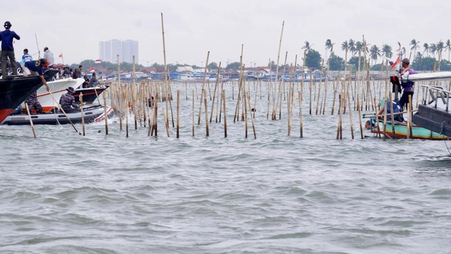 Langkah Polri nan tetap tak bersuara mengenai persoalan pagar laut sepanjang 30,16 km di Kabupaten Tangerang, Banten dipertanyakan.