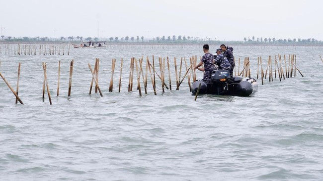 Kementerian Kelautan dan Perikanan (KKP) akan mengundang tim pengacara Kepala Desa Kohod Arsin untuk membahas denda Rp48 miliar terkait kasus pagar laut.