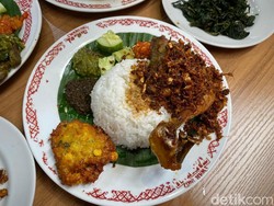 Warung Taburai: Sedap! Nasi Ayam Kecombrang Rp 15.000 ala Praz Teguh