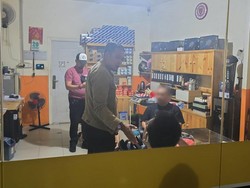 2 WN China Pembuat Video Hoax Selipkan Uang di Paspor Dideportasi