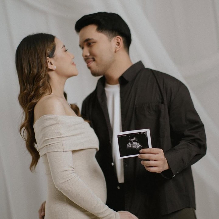 <p>Hal ini diungkapkan langsung oleh Aaliyah melalui laman Instagram-nya. Ia mengunggah potret bersama sang suami sambil memperlihatkan baby bump dan hasil USG. (Foto: Instagram: @aaliyah.massaid)</p>