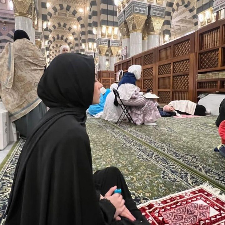<p>Sang Bunda pun turut mengabadikan momen saat perempuan 26 tahun itu terlihat khusyuk beribadah. Alyssa mengunggah ulang <em>postingan</em> itu dengan <em>caption,</em> "Mamaaa," tulisnya dilengkapi emoticon hati berwarna putih. (Foto: Instagram@alyssadaguise)</p>