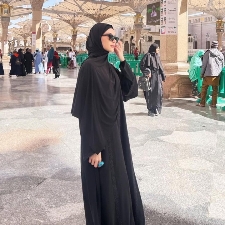 <p>Pada salah satu <em>postingan,</em> Alyssa terlihat menawan mengenakan hijab dan gamis berwarna hitam. "Bentuk ketenangan yang paling murni," tulis Alyssa, dikutip dari laman <em>Instagram@alyssadaguise,</em> Kamis (23/1/2025). (Foto: Instagram@alyssadaguise)</p>