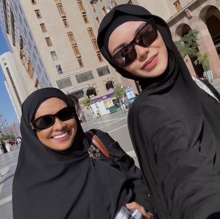 <p>Alyssa juga mengunggah potret bersama sang Bunda ketika kompak mengenakan kacamata hitam "Waktu berkualitas antara ibu dan anak telah mencapai tingkatan baru. Alhamdulillah," tulis Alyssa. (Foto: Instagram@alyssadaguise)</p>