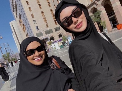 5 Potret Alyssa Daguise Ibadah Umrah bareng Ibunda