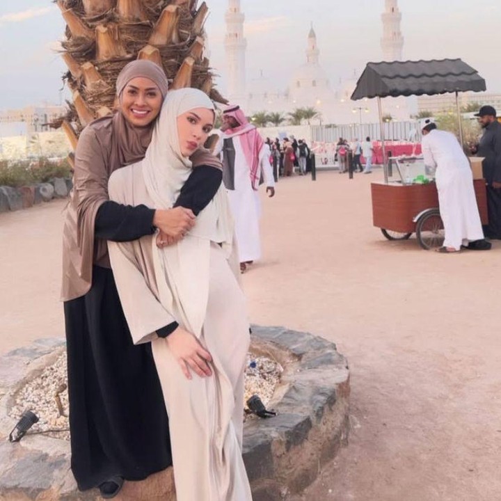 <p>Alyssa tengah berkunjung ke Tanah Suci, Makkah, untuk menjalani ibadah umrah. Tidak sendiri, ia pun mengajak sang Bunda, Risa Dewi. Momen itu diketahui langsung melalui beberapa potret yang diunggah di Instagram Stories-nya. (Foto: Instagram@alyssadaguise)</p>
