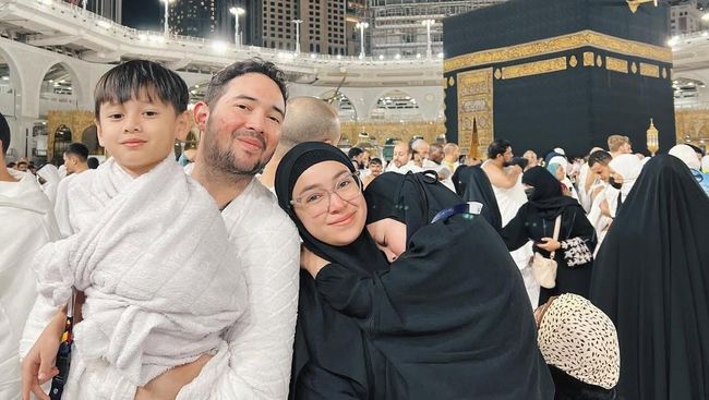 Usaha Aryani Fitriana Ajak Suami Umrah untuk Pertama Kali