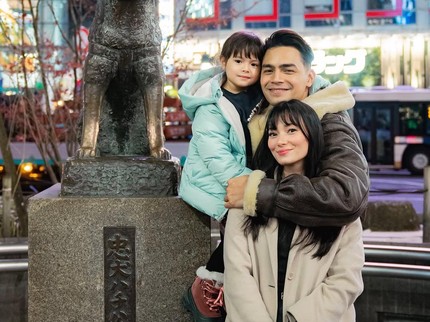 5 Potret Asmirandah dan Jonas Rivanno Liburan bersama Anak Semata Wayang di Jepang