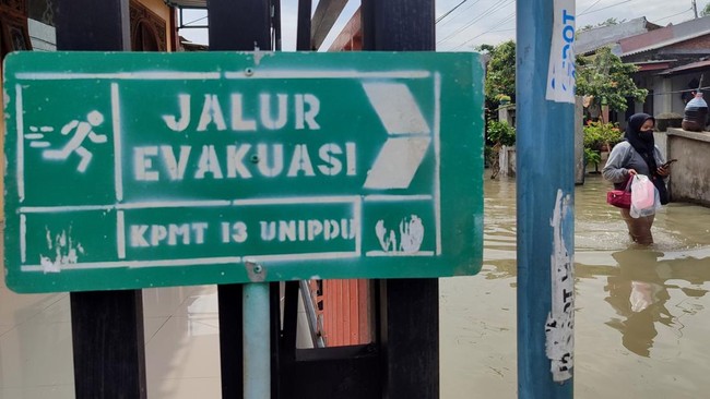 Badan Penanggulangan Bencana Daerah (BPBD) Kabupaten Bondowoso, Jawa Timur, melaporkan banjir dan longsor melanda wilayahnya pada Kamis (23/1) sore.