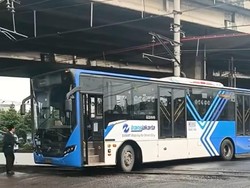 Viral Bus TransJ Terhenti di Tengah Perlintasan Kereta, Sirene Berbunyi