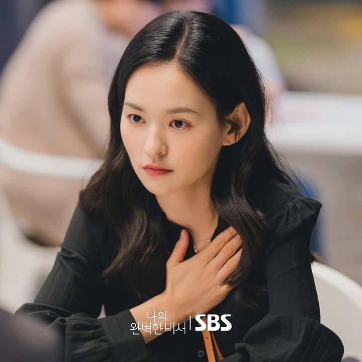 <p>Dalam Love Scout, Kim Yoon Hye berperan sebagai penulis buku anak dan single mother bernama Jung Su Hyeon. Ia berteman dengan Yoon Eun Ho karena anak mereka sebaya usianya, jarak unit apartemen mereka pun berdekatan. (Foto: Instagram @sbsdrama.official)</p>