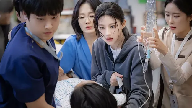 Resident Playbook, drama terbaru Go Youn-jung dijadwalkan tayang April 2025.
