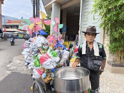 Cerita Ebo Setia Berjualan Permen Kapas di Cirebon