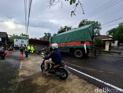 Truk Gandeng Muat Jagung Terguling di Blitar, Arus Lalin Sempat Macet