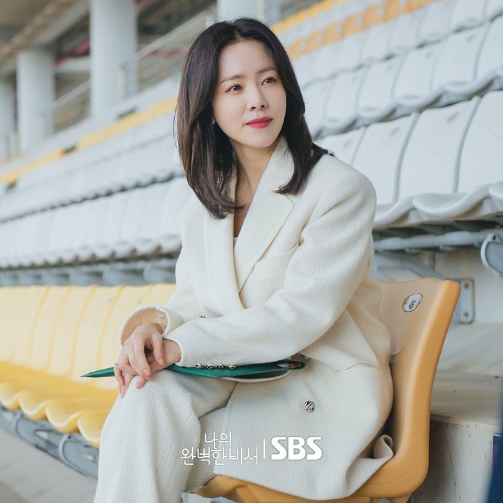 <p>Han Ji Min memadukan blazer broken white dengan celana panjang yang warnanya senada. Outfitnya yang satu ini memberi kesan elegan dan simpel, sehingga mudah untuk diterapkan. (Foto: Instagram @sbsdrama.official)</p>