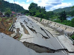 Jalan Trans Sulawesi di Poso Amblas, 3 Rumah Rusak-Lalu Lintas Lumpuh