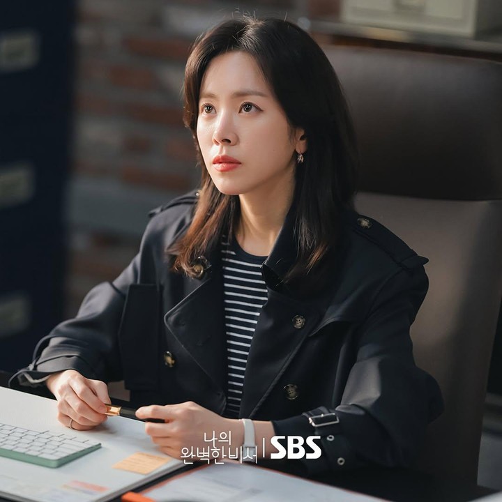 <p>Jika sebelumnya Han Ji Min memadukan blazer hitam dengan kemeja salur, pada potret ini ia mengombinasikan blazer hitam dengan kaus salur hitam putih. Ditambah jam tangan putih yang kian mempercantik penampilannya. (Foto: Instagram @sbsdrama.official)</p>